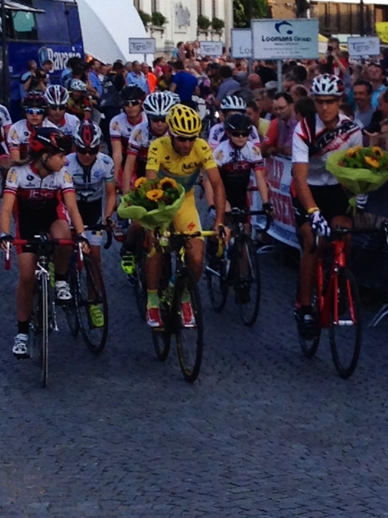 Nibali is introduced to the crown before the start